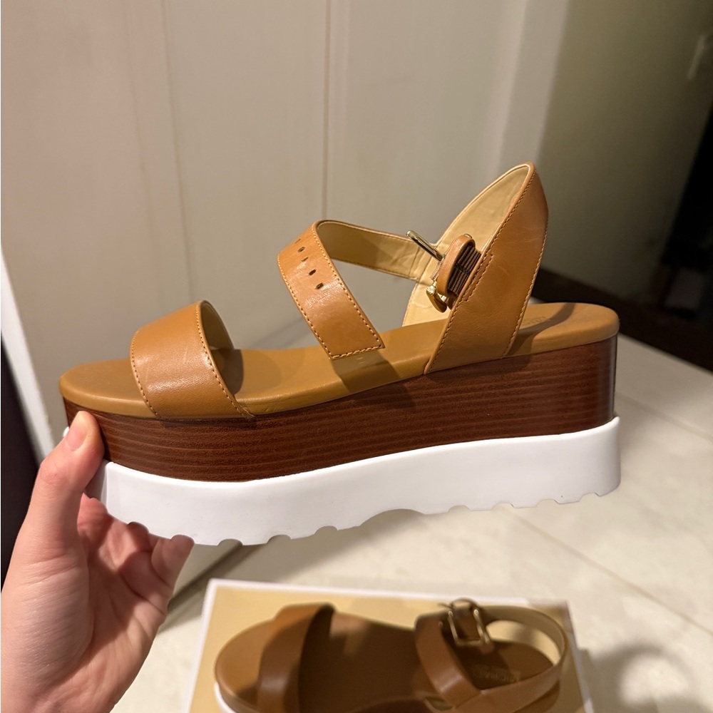 Michael Kors Elegant Tan Sandals - Picture 4 of 7